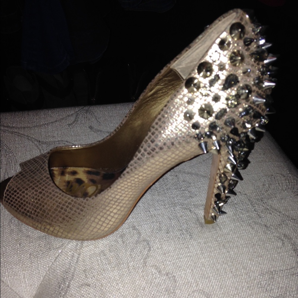 COPY - Gold spiked pumps